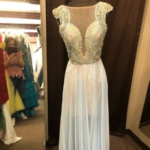 Wow $188  Large Stones adorn the top of Formal Gown size 8 NEED TO SALE